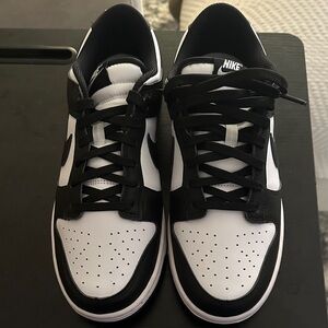 Nike Women’s Black and White Sneakers brand new never used
